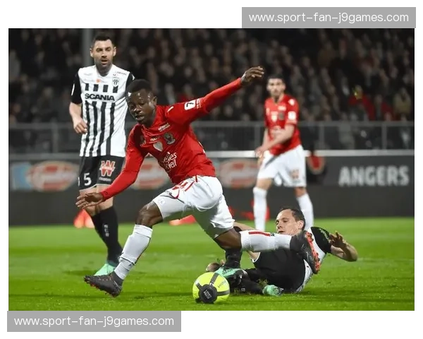 尼姆vs昂热：足球菠萝与老佛爷的史诗对决，谁能掀翻法甲巨头？